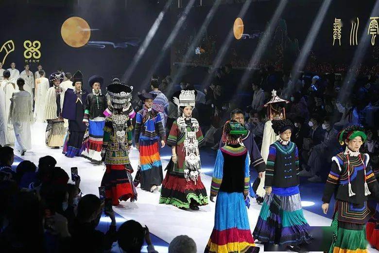 国际会展中心 宁波时尚节 | 凉山服饰秀，惊艳甬城