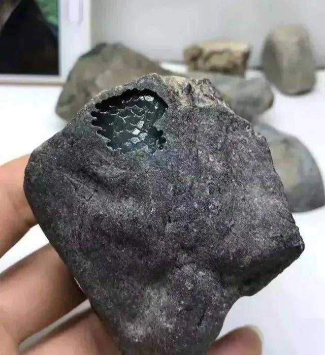 巴掌大的翡翠原石,切出蓝水料子,漂亮精致!