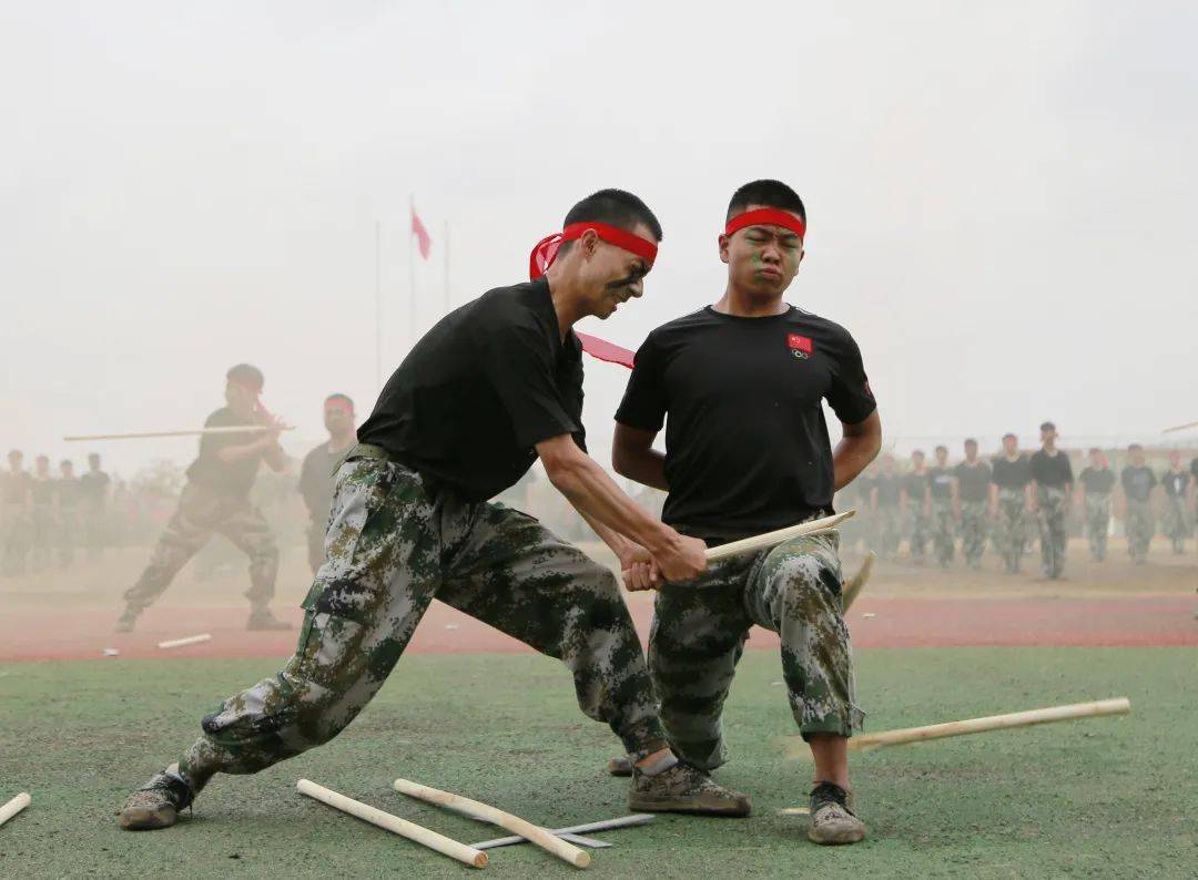 滑一滑一根棍行天下抬棍落棍昂首挺胸矫健如龙滑一滑滑一滑整齐划一的