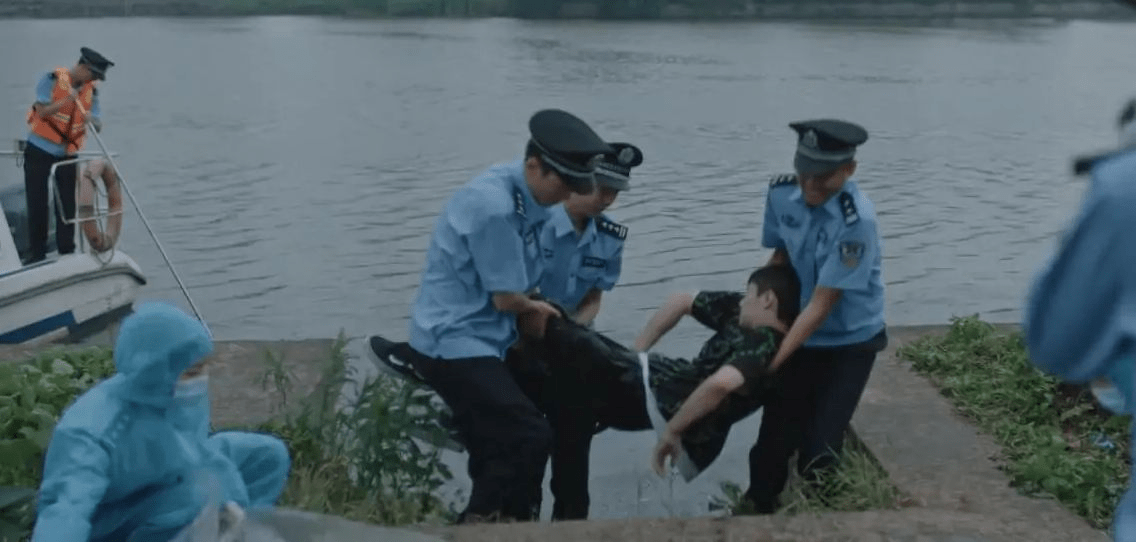 警方|为了不让观众猜到凶手，《八角亭谜雾》下狠手，暗示镜头一刀切