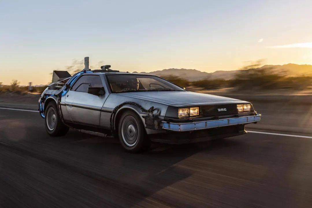 porsche发布回到未来中时光机器delorean与taycanturbos加速对决片段