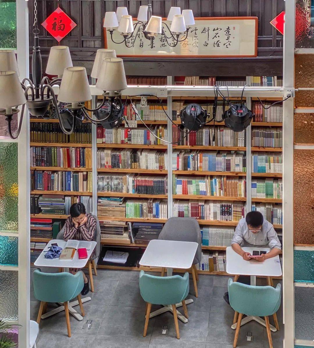 参观康海燕夫妇创办的甬上枫林晚书店