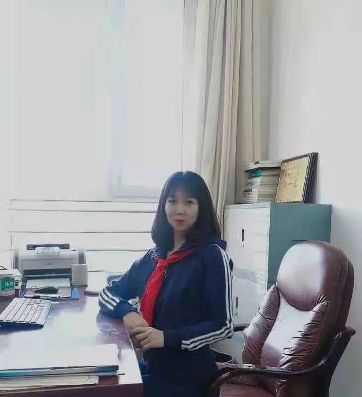 敖汉旗教育局团工委书记,敖汉旗少工委副主任 康玲从事少先队工作已有