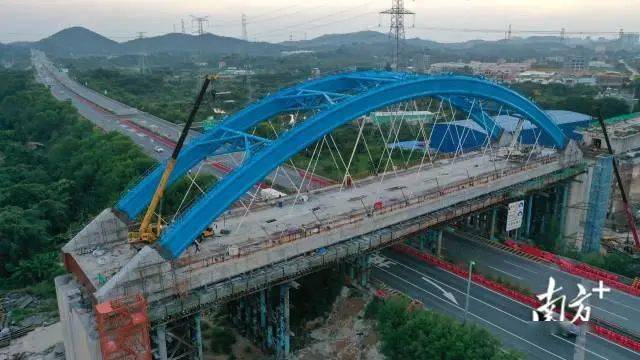 石湾镇依次排开广汕高铁博罗段沿线的桥墩往西一根根桥墩矗立在博罗