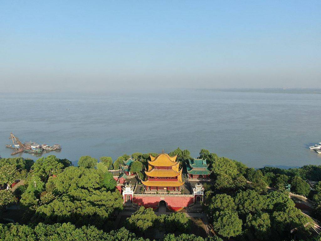 岳阳楼,地处湖南岳阳古城西门城墙之上,紧靠洞庭湖畔,始建于东汉建安