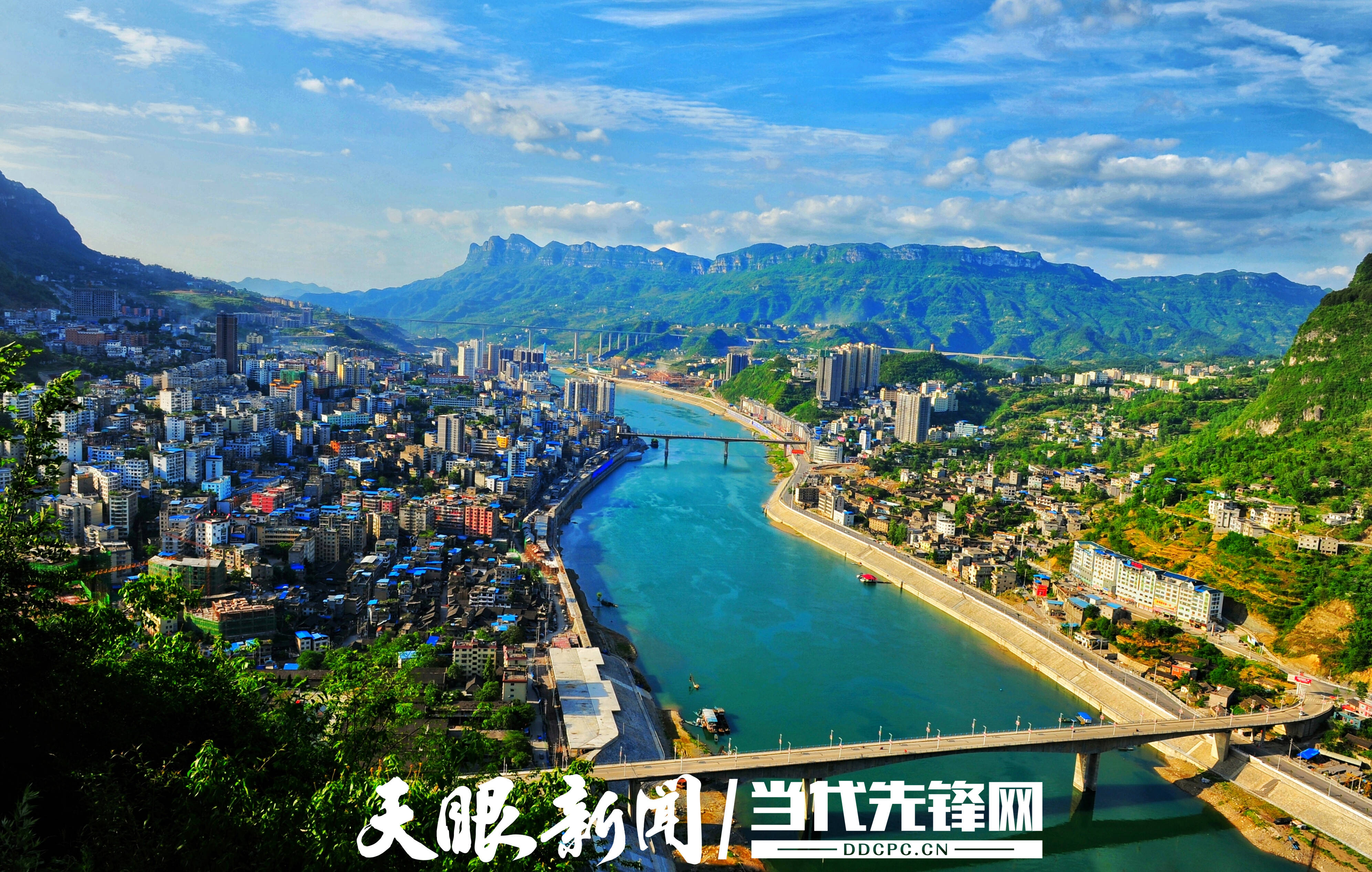 贵州思南县是一个依乌江河而建的县城，在这里除了花灯之外