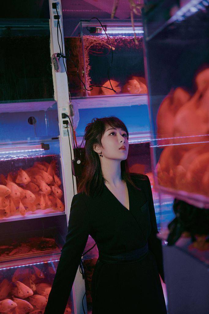 杨紫鱼缸光影写真梦幻又朦胧高冷出镜秀纤纤细腰氛围感拉满