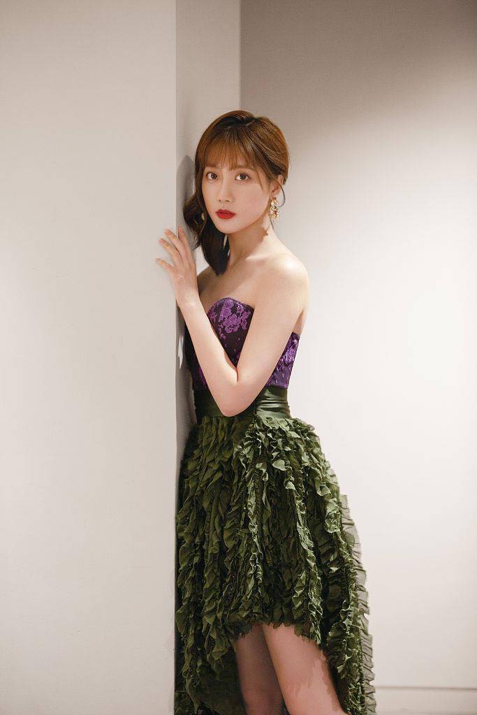 李艺彤紫色抹胸设计感长裙惊艳倚于窗前与夜景共一色超养眼