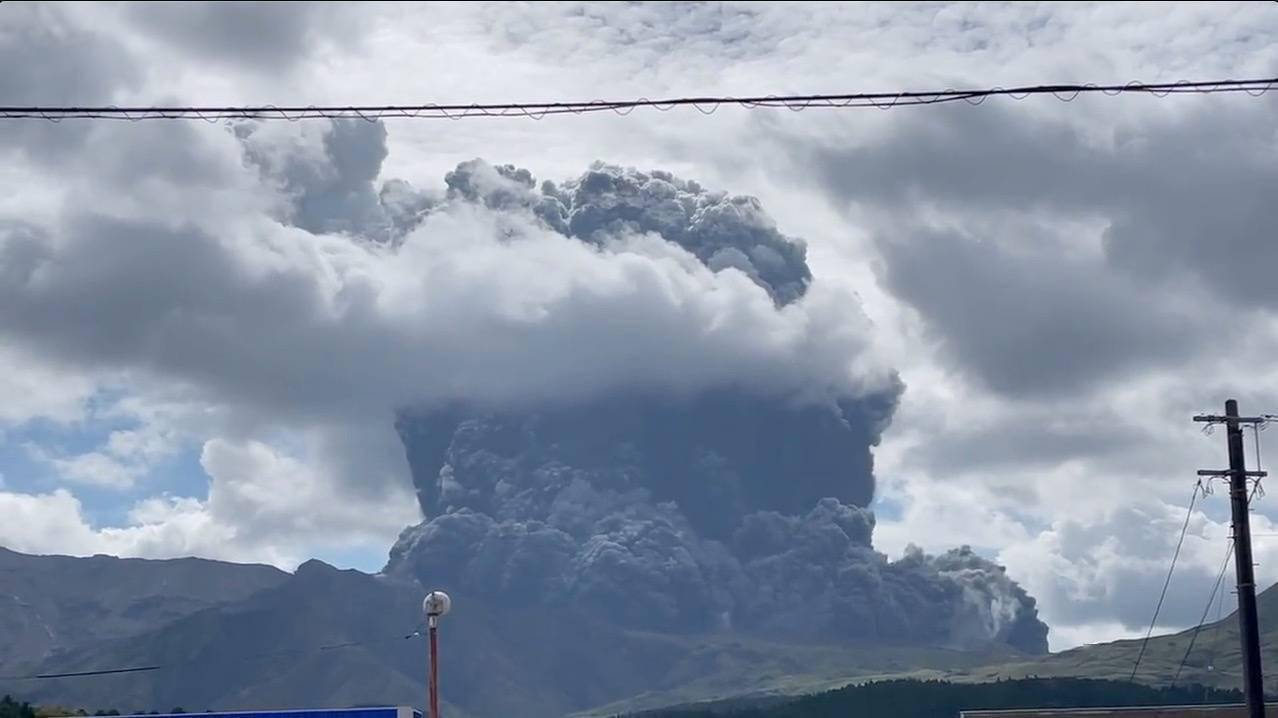 这张10月20日的视频截图显示的是日本熊本县的阿苏火山喷发的火山灰和