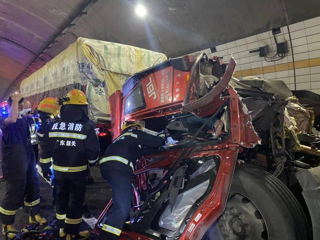 危险!乐广高速隧道发生两起连环相撞交通事故