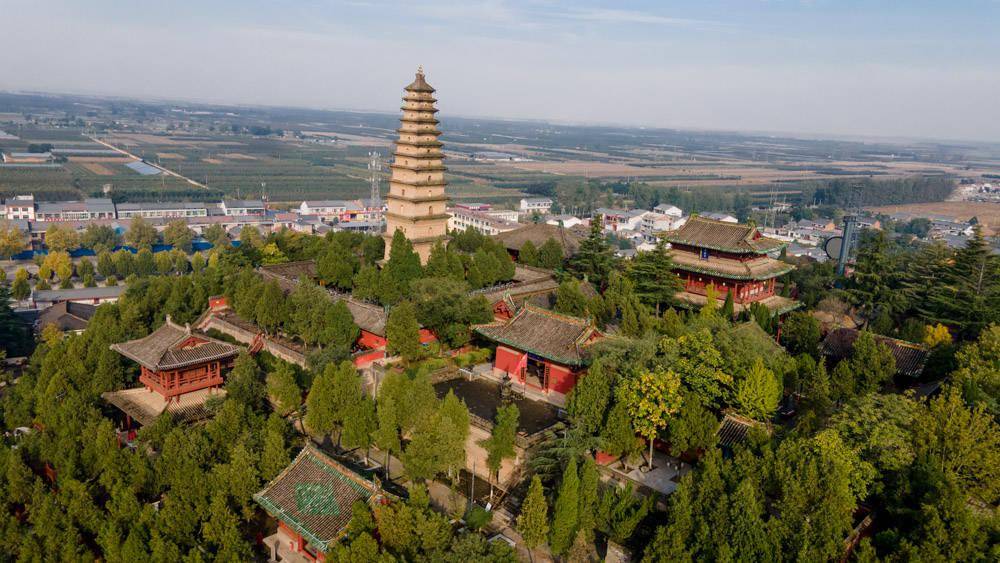 这座塔同北京天坛的回音壁,河南宝轮寺塔,重庆潼南区大佛寺内的"石琴"