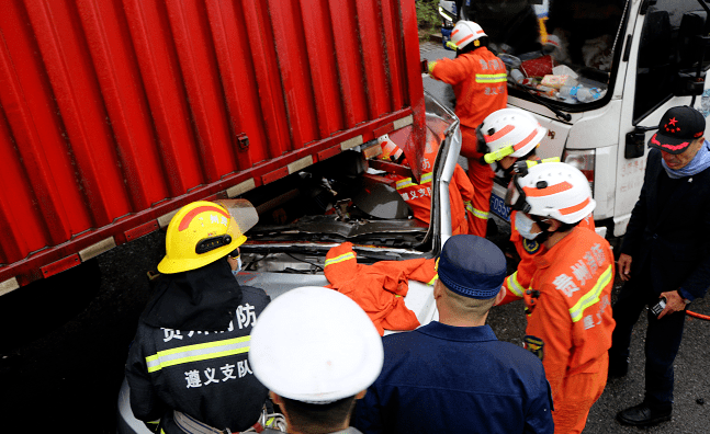 仁怀雨天路滑在仁赤高速大坝发生一起车祸小轿车被辆大货车夹击两人被