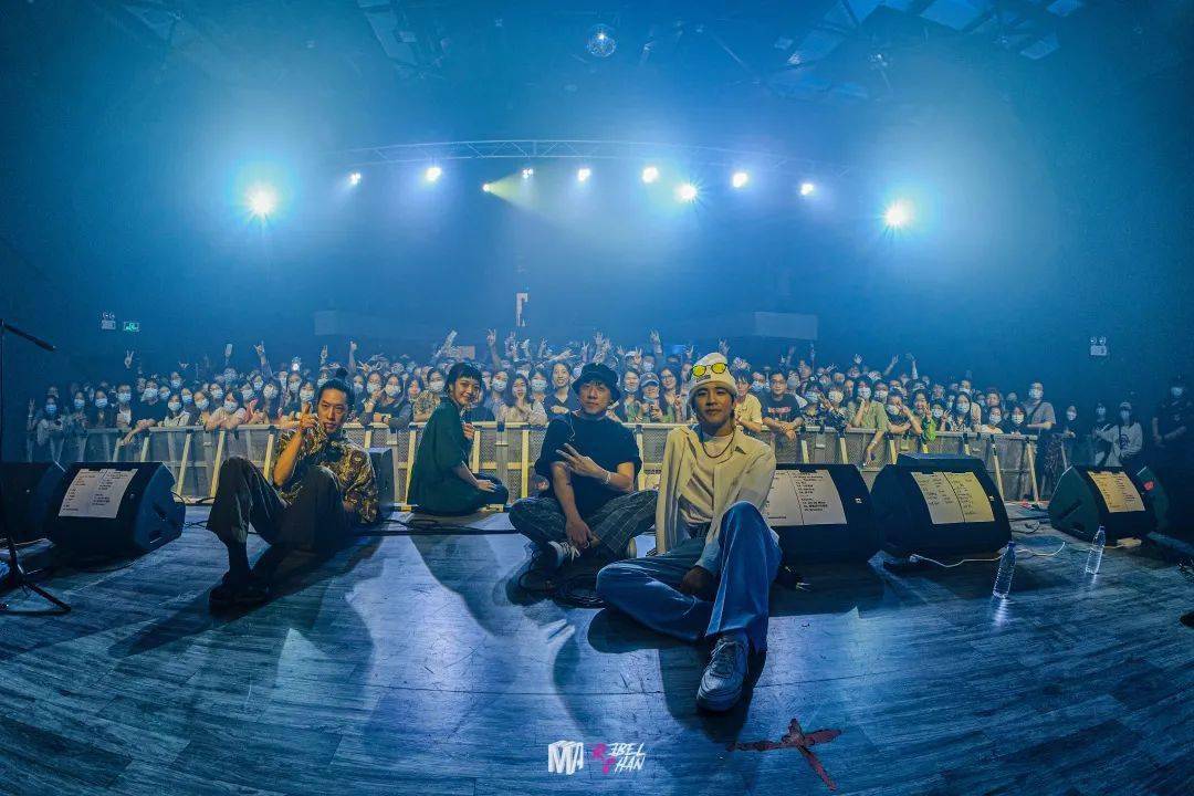 自2019年从热门音乐综艺《乐队的夏天》成功出圈,皇后皮箱当年在大陆