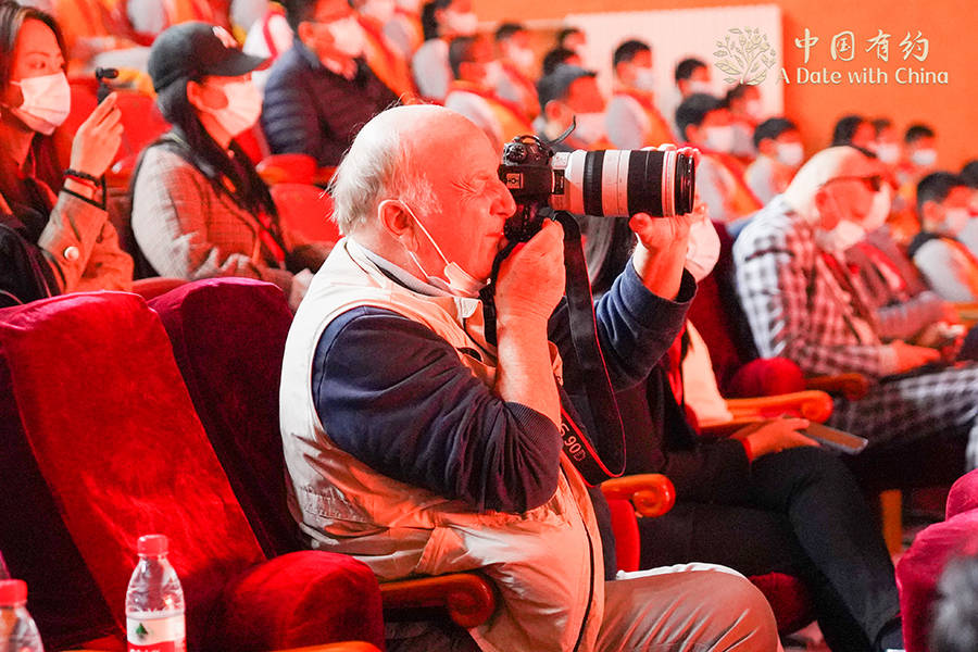 the Foreign guests enjoy kung fu show in Tianjin