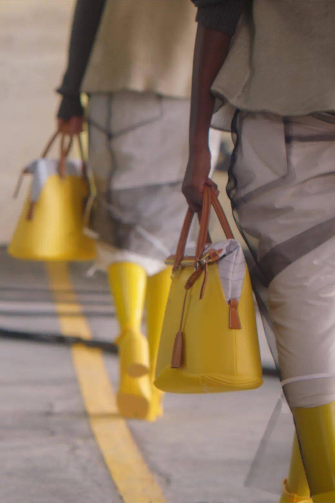 设计 Maison Margiela 2022 春夏系列 带你进入 “时尚鬼才”John Galliano的幻想世界