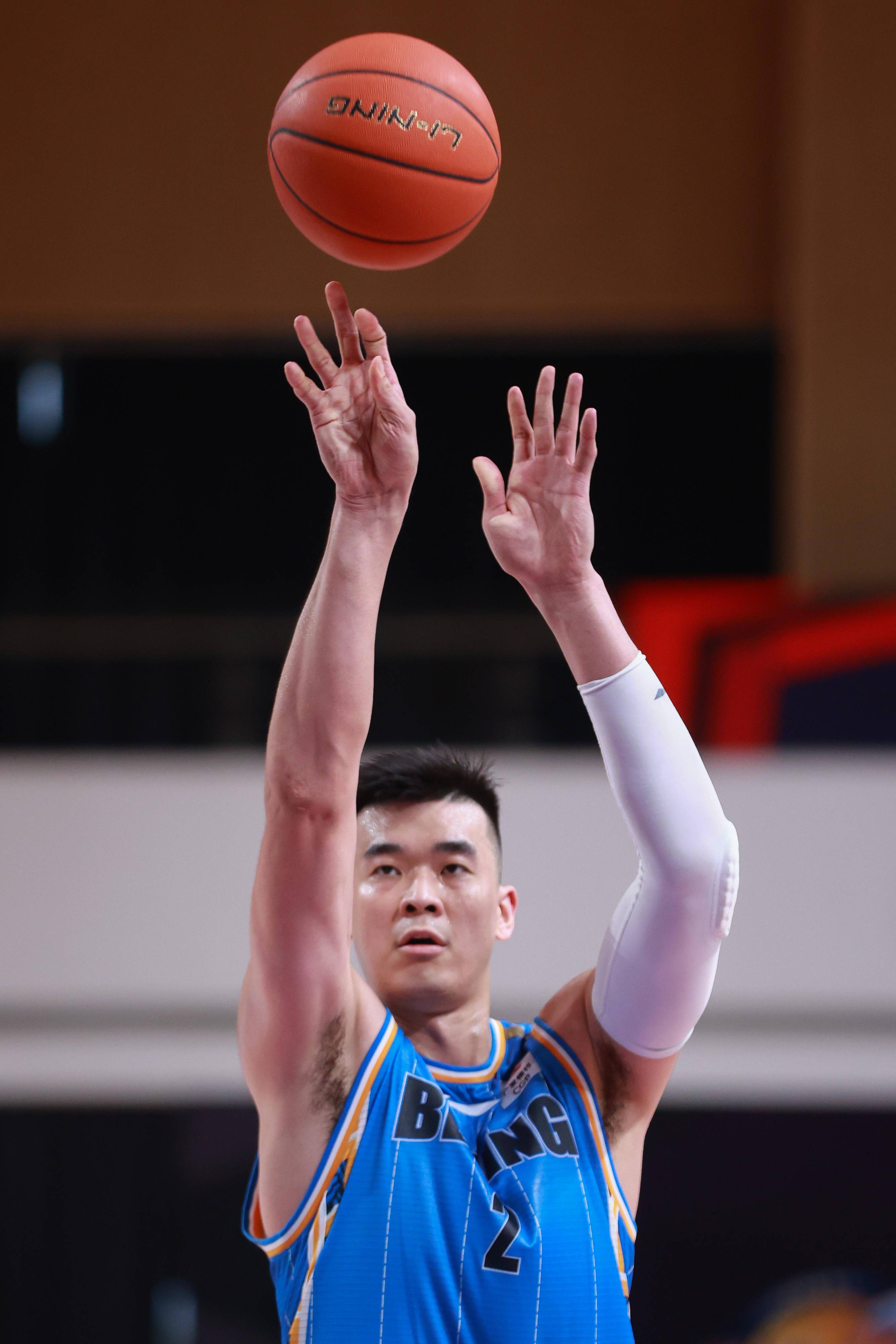 10月24日,北京首钢队球员李慕豪在比赛中投篮.