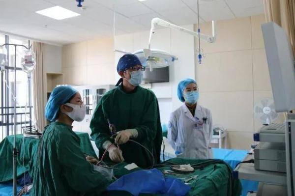 蛆虫|吓一跳！大理80岁老奶奶耳朵里取出20条活蛆