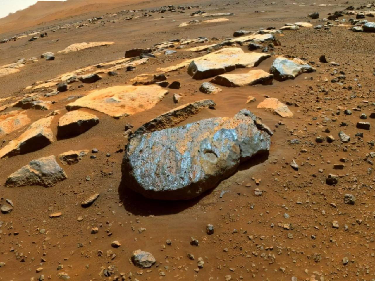 毅力号拍下真实火星照片,火星车周围岩石随处可见,毫无生机