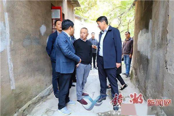 鲁先贵一行通过实地步行查看了北门口和教场东村社区多处老旧小区