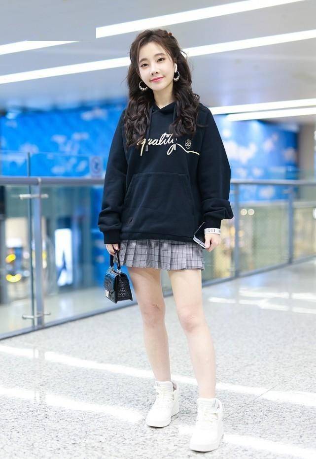 冯提莫身材不高,可以穿衣挺有"心机",卫衣配百褶裙似学生妹