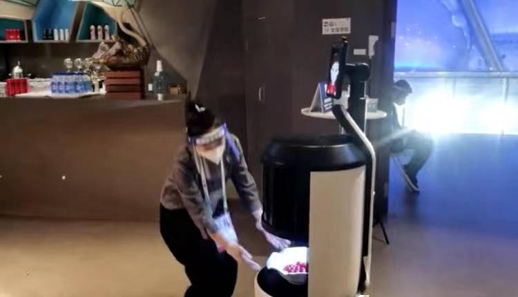 提醒人员戴口罩还智能送餐，“冰立方”迎来13个机器人帮手