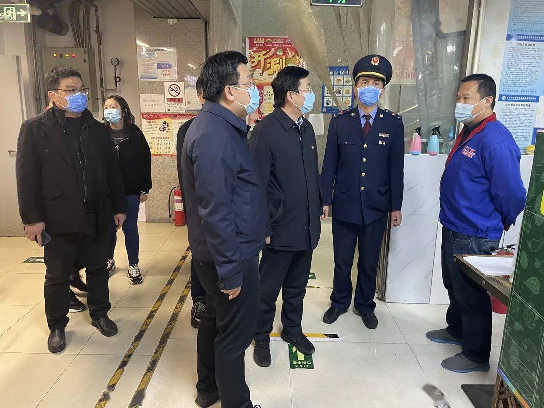 东城区委常委统战部部长郑晓博到体育馆路街道检查疫情防控工作