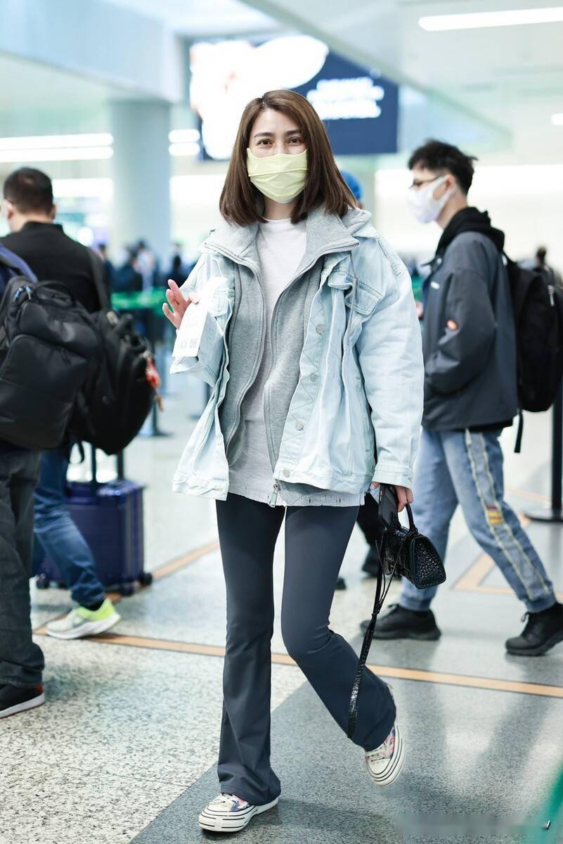 街拍洪欣蓝灰色牛仔拼接夹棉外套深灰色喇叭裤单肩包休闲简约