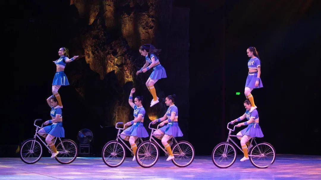 重庆杂技艺术团陈涛荣获2020十大重庆经济年度创新人物