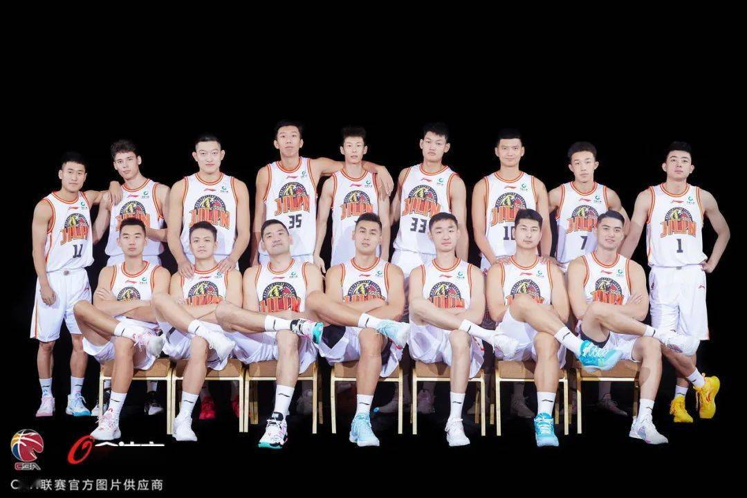 教练组2021-2022吉林东北虎全家福顺便强调一下,吉林队cba颜值天花板