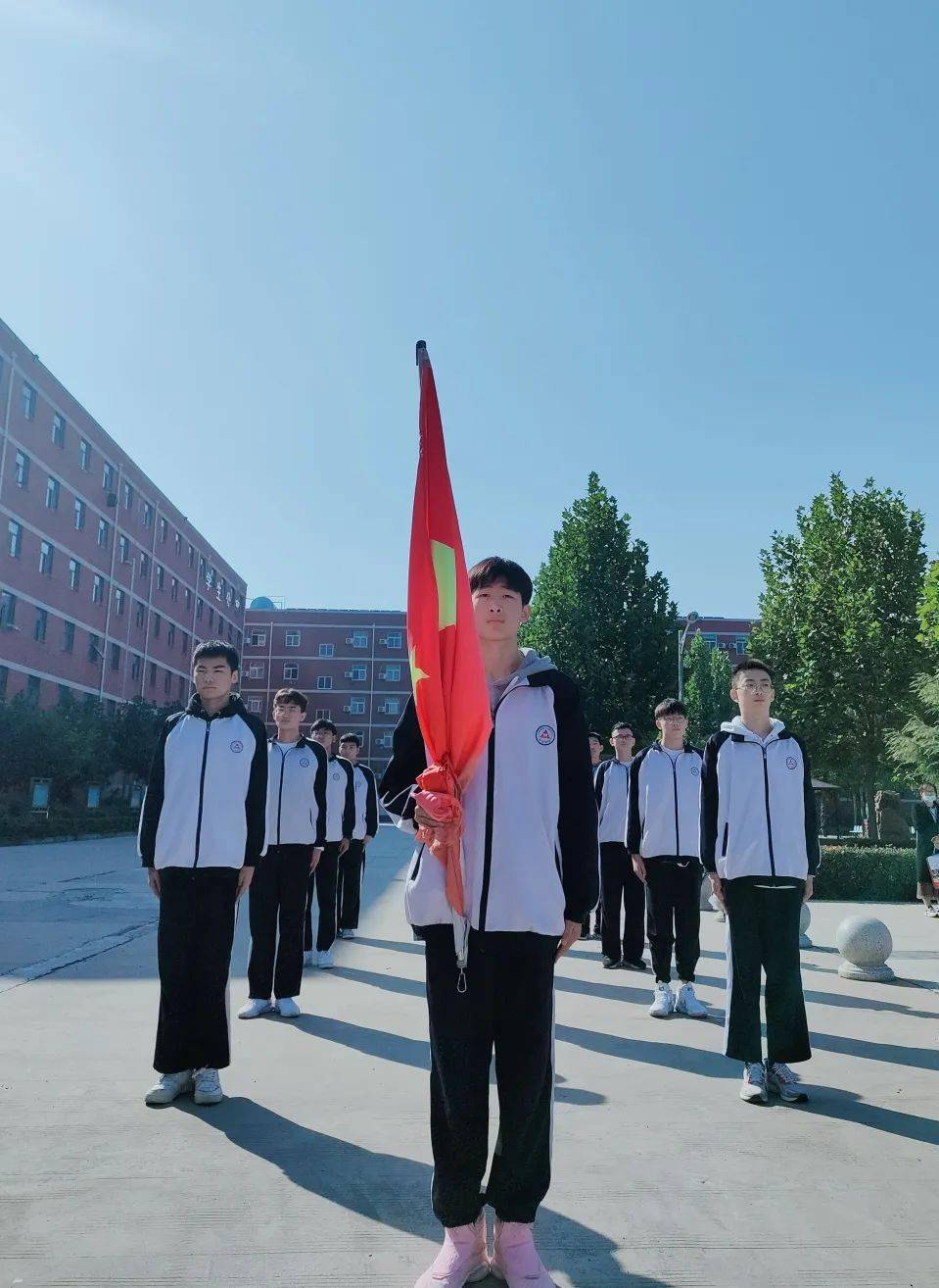 校园速递不忘长津湖血战再创新时代辉煌永威高中举行升旗仪式