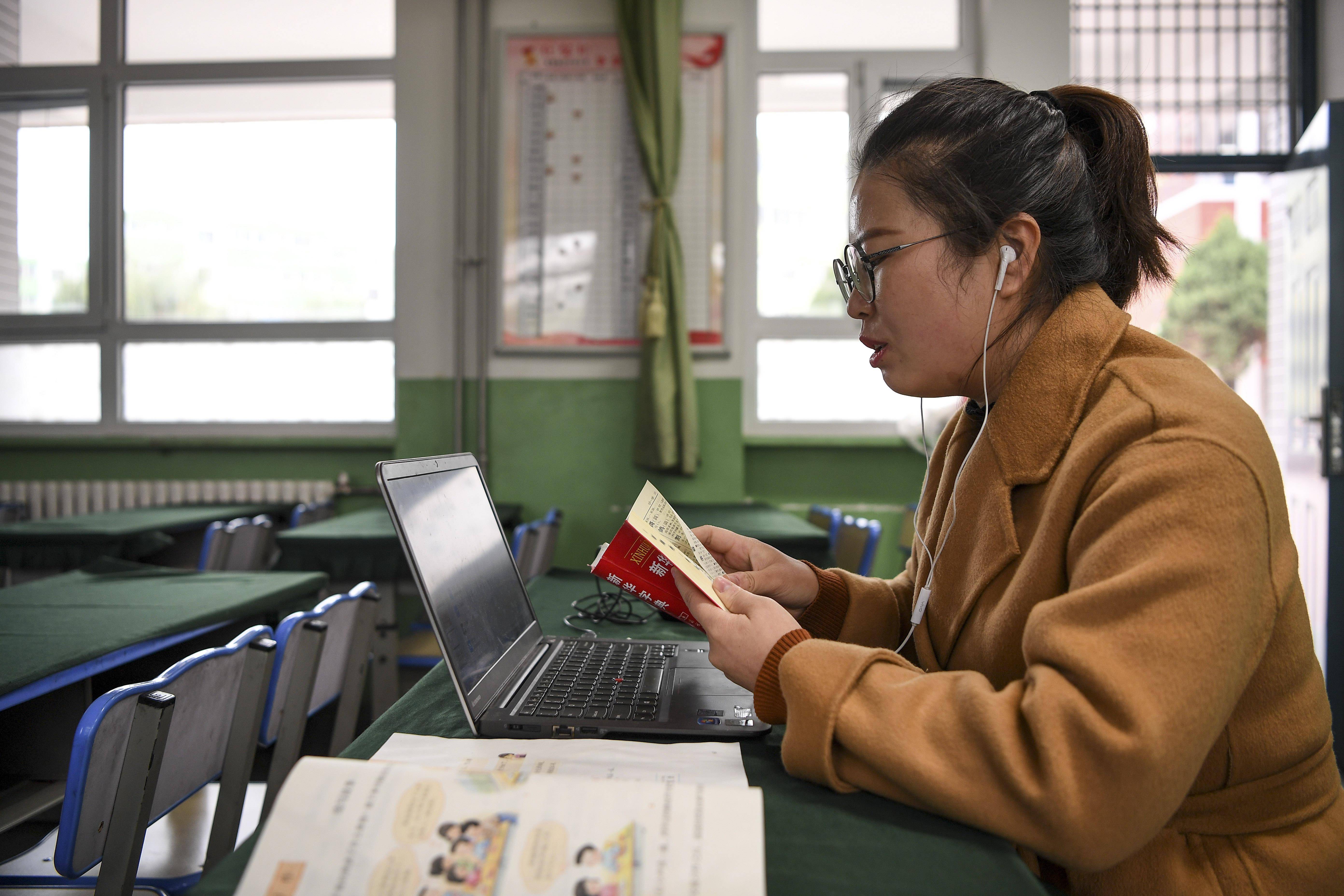 银川市兴庆区第四小学教师张海燕通过线上平台为三年级学生上语文课