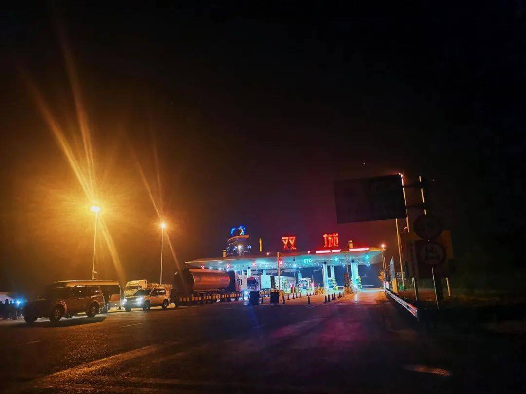 为有效阻断新冠肺炎病毒传播途径,临夏县在临合高速双城收费站,双达