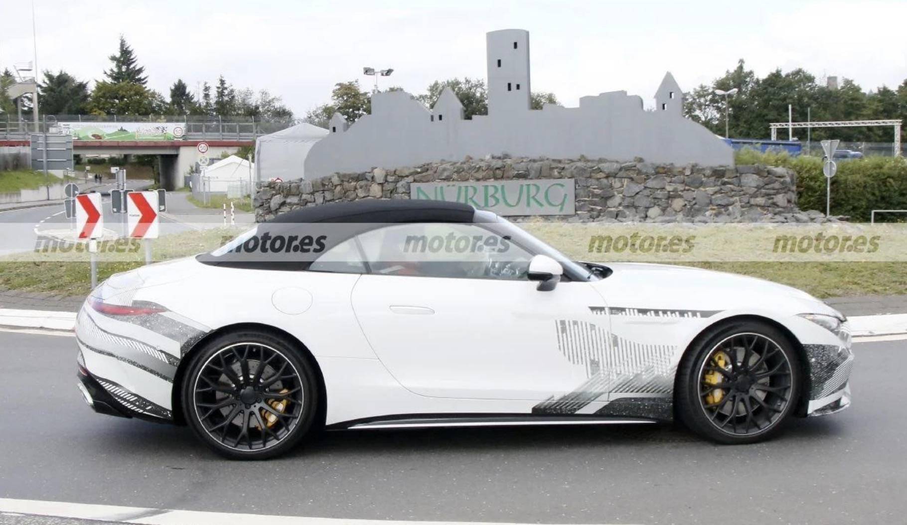 侧面可以看到狭长的引擎舱,让人联想到了之前奔驰那款著名的slr amg超