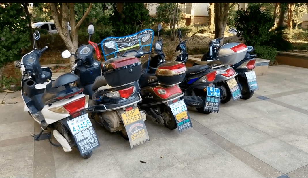 规划区里澜泊湾小区电瓶车停放在楼梯间★近年来,电动车数量迅速增长