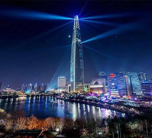 世界第5,韩国最高的乐天世界塔是首尔的代表性地标之一.