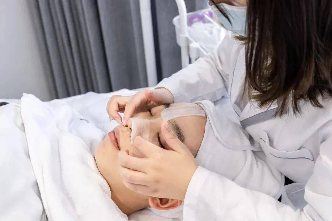 套餐【五店通用】来skin79做一次肌肤透亮管理，清洁补水做到位，后续保养才有效！