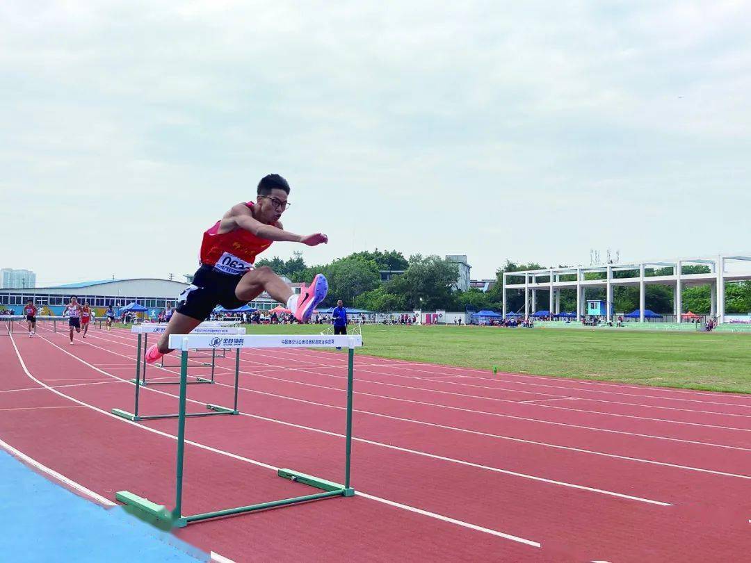 在2021年广东省中学生田径锦标赛上,狮山高级中学运动员勇夺400酶栏