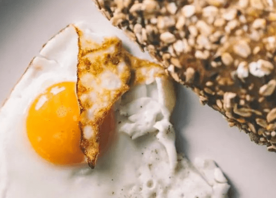 人体|老人每天早上吃一个鸡蛋,对身体到底好不好?听听专家怎么说