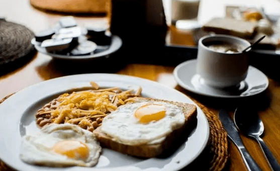 人体|老人每天早上吃一个鸡蛋,对身体到底好不好?听听专家怎么说