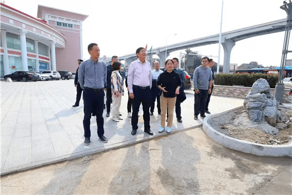 鲁先贵一行实地步行查看银湖中路和赤铸山路及沿途部分小区,现场听取