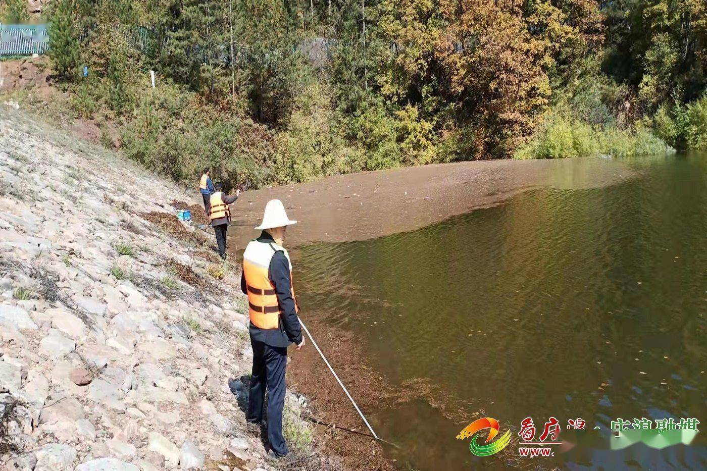 庄浪县水务局组织清理竹林寺水库水面漂浮物