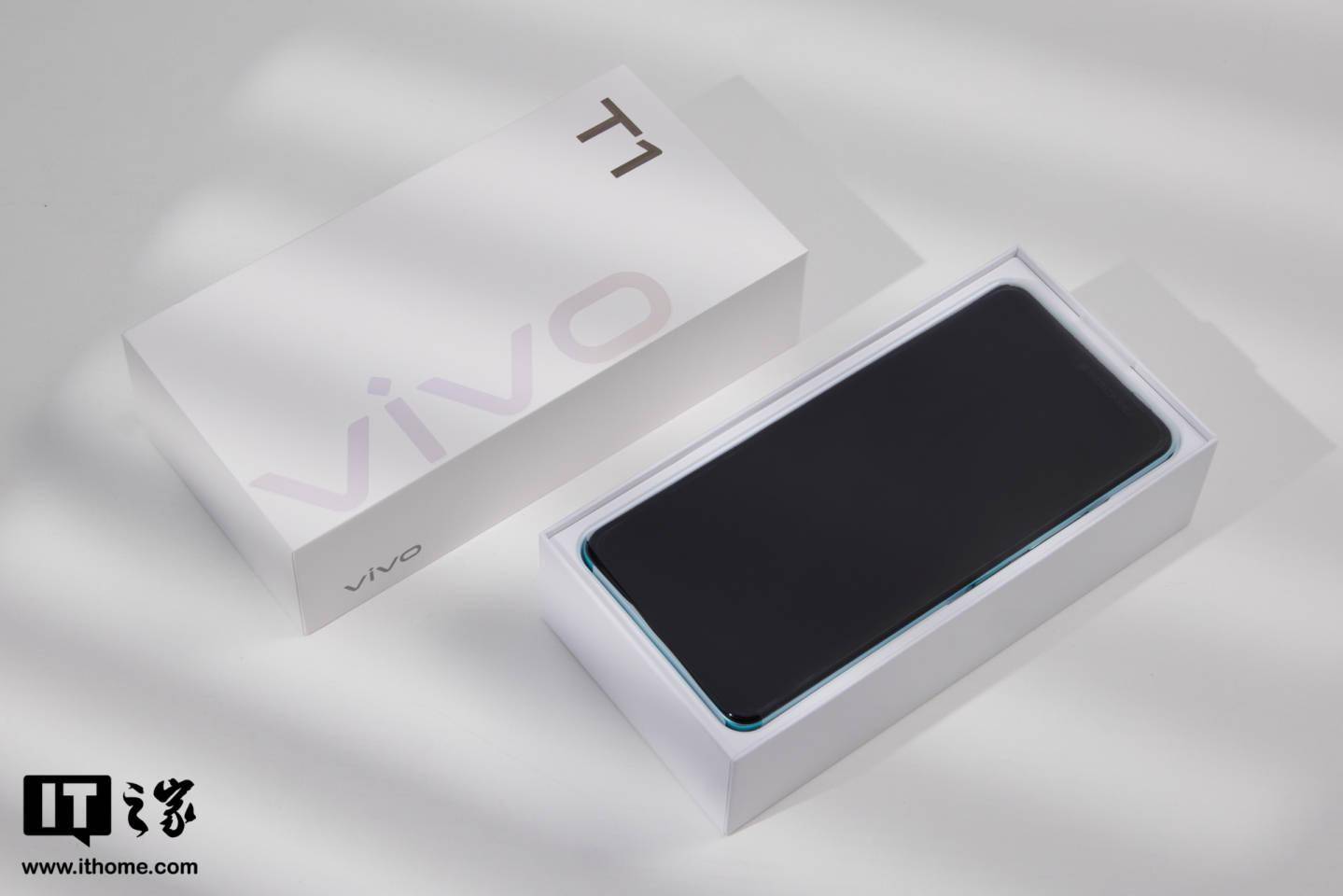 nits|【IT之家开箱】vivo T1 5G 手机图赏：高刷原色屏，活力电光青