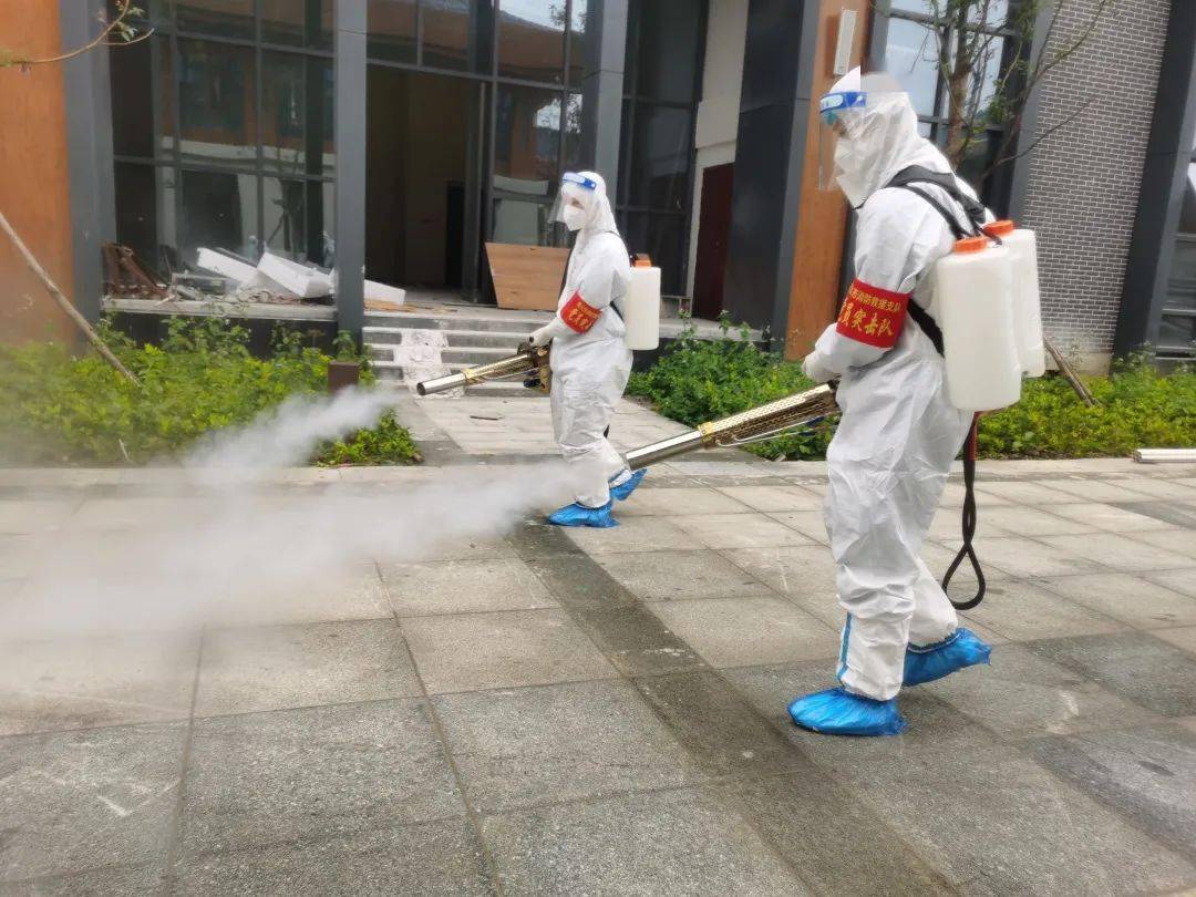最小19岁负重40斤他们穿梭在防疫消杀每一个角落