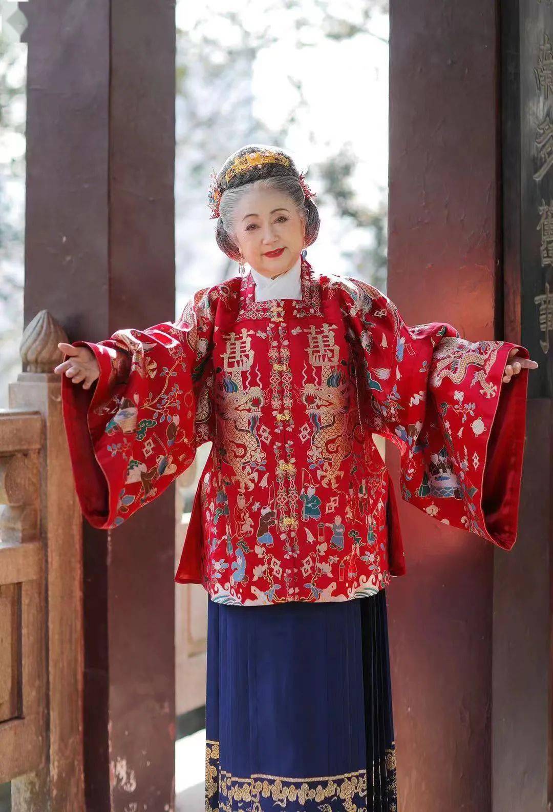77岁汉服奶奶火出圈登人民日报惊艳世人若有诗书藏在心岁月从不败美人