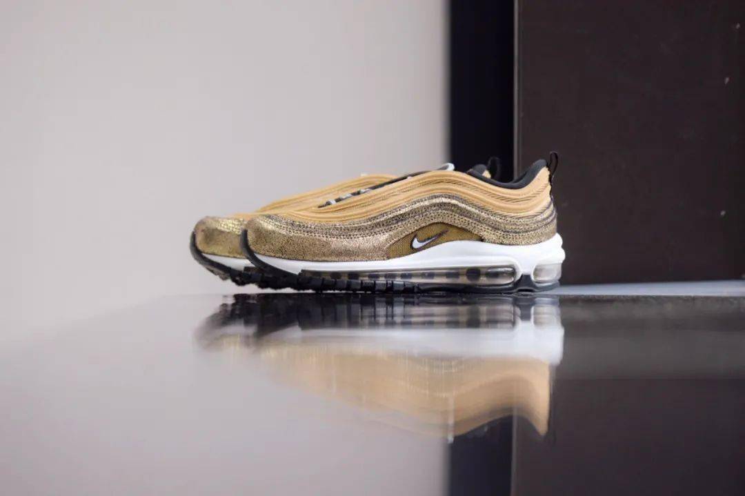 SOAR 限量发售｜WMNS NIKE AIR MAX 97 “CRACKED GOLD”_手机搜狐网