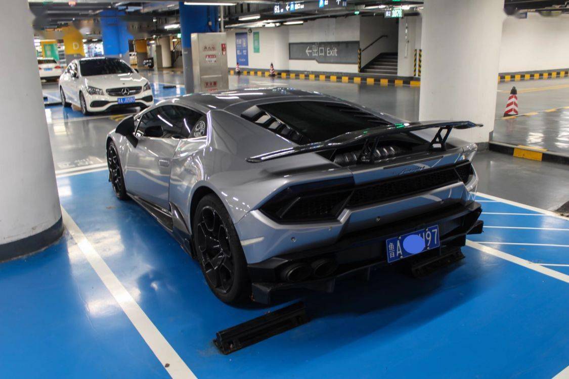 山东豪车看青岛宾利挂5连顺车牌地库的三菱是宝贝