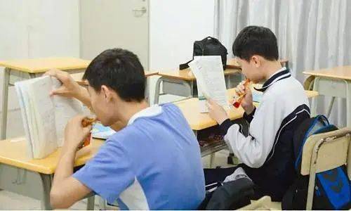 学生上课|学生上课吃零食被噎死！家长：不赔钱也得赔命！学校：老师没有责任！