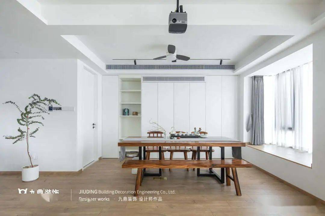 一家人142㎡纯白复式，丢掉客厅沙发，清清透透现代风