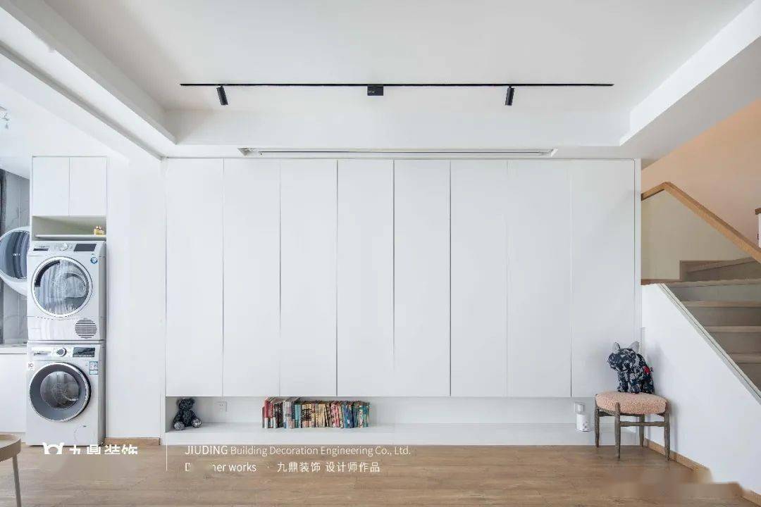 一家人142㎡纯白复式，丢掉客厅沙发，清清透透现代风