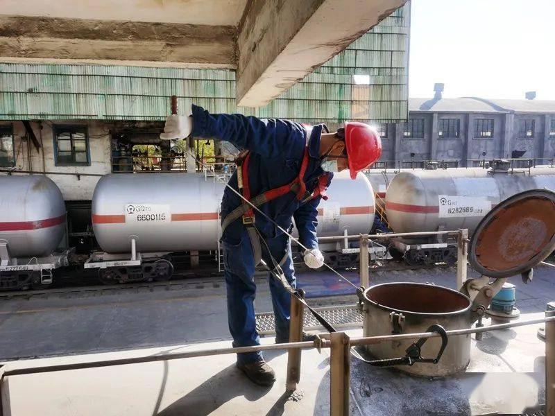 大干四季度冲刺十个亿公司计量劳动竞赛在炼油厂油品销售车间顺利展开